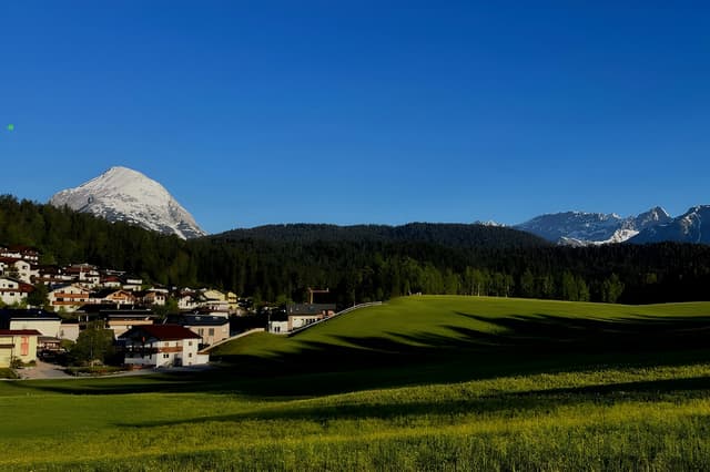 Ort auf dem Seefelder Plateau vor Bergkulisse